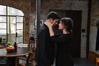 Alles oder Nichts – Tarek (Varol Sahin, l.) und Jenni (Anna Mennicken, r.) kommen sich näher ...