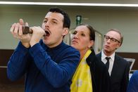 Im Knast – Der Graf (Manuel Rubey, l.) blamiert sich vor der Richterin (Katy Karrenbauer, M.) und Anstaltsleiter Dr. Kempers (Wilfried Hochholdinger, r.).