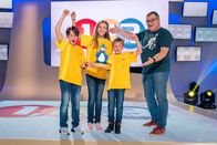1, 2 oder 3 – Das Rateteam aus Wien/Österreich mit dem Piet-Flosse-Pokal und Elton.