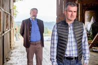 Die Rosenheim-Cops – Kommissar Stadler (Dieter Fischer, l.) konfrontiert Jakob Ischl (Matthias Christian Rehrl, r.) mit der Tatsache, dass dessen Frau eine Affäre mit dem ermordeten Jungbauern hatte. Ob Ischl davon wusste?