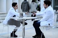 Atlanta Medical – Dr. Devon Pravesh (Manish Dayal, l.); Ezra Dreyfuss (Eli Gelb, r.)