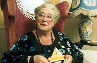 Inspector Barnaby – Der Schein täuscht, denn mit der neugierigen Iris Rainbird (Elizabeth Spriggs) ist wahrlich nicht gut Kirschen essen.