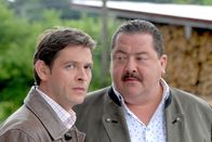 Die Rosenheim-Cops – Ein kniffliger Fall für die beiden Rosenheim-Cops Christian Lind (Tom Mikulla, l.) und Korbinian Hofer (Joseph Hannesschläger), denn es gibt kaum Tatzeugen und jede Menge Verdächtige.
