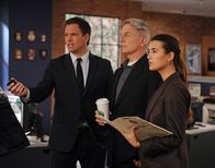 Navy CIS – Ein neuer Mordfall wartet auf Tony (Michael Weatherly, l.), Gibbs (Mark Harmon, M.) und Ziva (Cote de Pablo, r.) ...