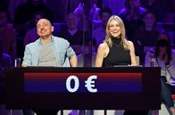 Wer weiß denn sowas? – Rateteam-Kapitän Bernhard Hoëcker (l.) und die Sängerin Linda Hesse (r.) bilden ein Rateteam.