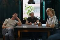SOKO Wien – Bezirksinspektor Klaus Lechner (Andreas Kiendl, l.), Major Max Herzog (Martin Gruber, M.) und Gruppeninspektorin Penny Lanz (Lilian Klebow) sehen sich die neuesten Nachrichten bezüglich des Ansari-Falles im Kaffeehaus an.