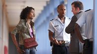 Death in Paradise – Camille Bordey (Sara Martins, l.), Dwayne Myers (Danny John-Jules, M.) und DI Richard Poole (Ben Miller, r.) ermitteln gemeinsam im Mordfall von Angelique Morel, die vergiftet wurde. Obwohl es gleich zu Beginn einen Verdächtigen gibt, will DI Poole gründlicher ermitteln, denn für ihn sind die Beweise zu eindeutig.