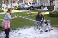 Desperate Housewives – Da Orson (Kyle MacLachlan, r.) sich weigert, endlich mal wieder zu baden, obwohl er bereits stinkt, greift Bree (Marcia Cross, l.) zu drastischen Maßnahmen ...