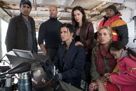 Meg – Von links: James "Mac" Mackreides (Cliff Curtis), Jonas Taylor (Jason Statham), Jaxx (Ruby Rose), Suyin (Bingbing Li), DJ (Page Kennedy), Lori Taylor (Jessica McNamee) und Meiying (Shuya Sophia Cai) stehen und sitzen auf der Brücke eines Schiffs beisammen.
