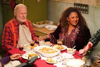 Bless This Mess – Rudy (Ed Begley jr., l.); Constance (Pam Grier, r.)
