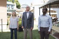The Good Place – Halten eine Krisensitzung darüber, was sie mit Derek anstellen sollen: Eleanor (Kristen Bell, l.), Michael (Ted Danson, M.) und Chidi (William Jackson Harper, r.) ...