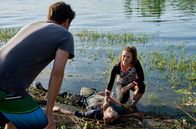 WaPo Bodensee – Das morgendliche Stand-up-Paddling von Jakob Frings (Max König, l.) und Julia Demmler (Wendy Güntensperger, r.) in der Liebesbucht findet ein jähes Ende, als Julia einen leblosen Körper am Ufer des Bodensees entdeckt.