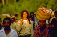 Gorillas im Nebel – Dian (Sigourney Weaver) wurde aus dem Kongo vertrieben. Sie ist auf der Suche nach der amerikanischen Humanistin Ross Carr, die ihr helfen soll.