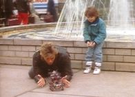 MacGyver – MacGyver (Richard Dean Anderson, l.) und Tommy (Tony Dakota, r.) beschäftigen sich mit einem Kinderspielzeug.