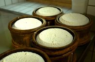 Zu Tisch ... – Der frisch produzierte Sura Kees in den traditionellen Holzgefäßen, die sogenannten „Käsker“: Die Montafoner Käsespezialität ist ein kulinarisches Erbe der Alpen, das erst im 21. Jahrhundert wiederentdeckt wurde.
