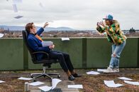 Labaule und Erben – Nach einer Idee von Harald Schmidt Mit Lust übergibt Tristan (Lukas Rüppel) das literarische Werk eines Kollegen dem Wind. Ihm und Vanessa (Jil Funke) ist Geschriebenes herzlich egal.