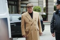 Navy CIS – Anthony DiNozzo, Sr. (Robert Wagner) will seinen Sohn Tony in einem Hotel treffen, um ihm eine frohe Botschaft zu überbringen. Doch dazu kommt es erst einmal nicht, denn in dem Hotel wird eine Leiche gefunden - und Tony ist sofort wieder im Dienst ...