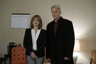 Navy CIS – Gibbs (Mark Harmon, r.) und sein Team müssen einen neuen Fall lösen. Während er ermittelt, hat seine Therapeutin Grace (Laura San Giacomo, l.) eine Idee, wie sie der Aufklärung näher kommen können ...
