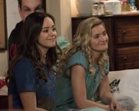 The Goldbergs – Erica Goldberg (Hayley Orrantia, l.); Lainey Lewis (AJ Michalka, r.)