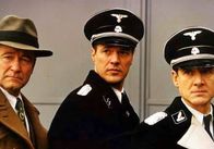 Der Stellvertreter – Von Rutta (Erich Hallhuber, li.), Höss (Sebastian Koch, Mi.) und der Arzt (Ulrich Mühe, re.) offenbaren Kurt Gerstein, wofür sie das von ihm erfundene Desinfektionsmittel Zyklon B verwenden – zur Vergasung von Juden.