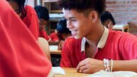 mitenand – Der 16-Jährige Bunlai wuchs zusammen mit seiner Mutter und seinen fünf Geschwistern auf einer Müllhalde auf. Heute kann er bei der Schweizer Hilfsorganisation Smiling Gecko nicht nur zur Schule gehen, sondern wird auch musikalisch gefördert.