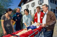Der Bergdoktor – (v.li.): Pia Baresch (Maggie Seewald), Harald Krassnitzer (Dr. Justus Hallstein), Janina Hartwig (Lisa Brunner), Christian Hoening (Schuldirektor).