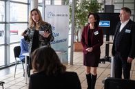 In aller Freundschaft – Sarah Marquardt (Alexa Maria Surholt, li.) versucht, die Gäste von Dr. Roland Heilmanns (Thomas Rühmann, re.) Symposium zu beruhigen. Sarah hat gerade eine Gefahrenmeldung bekommen. In der Sachsenklinik ist ein verurteilter Straftäter flüchtig. Mi.: Prof. Dr. Karin Patzelt (Marijam Agischewa)