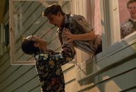 Scouts vs. Zombies - Handbuch zur Zombie-Apokalypse – Augie (Joey Morgan, r.) kann es kaum glauben, aber überall warten Zombies, für die Ben (Tye Sheridan, M.) und er ein nettes Abendessen wären ...