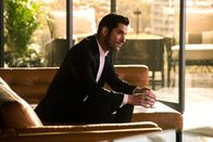 Lucifer – Nachdem in einem Sanatorium ein Mord geschieht und der Hauptverdächtige sich selber als Gott bezeichnet, hat Lucifer (Tom Ellis) mehr denn je mit seinen Gefühlen seinem Vater gegenüber zu kämpfen ...