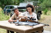 Der Ranger - Paradies Heimat – Jonas Waldek (Philipp Danne, l.) und Emilia Graf (Liza Tzschirner, r.) arbeiten Seite an Seite auf der Rangerstation.