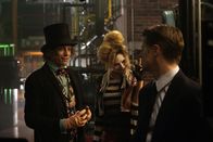 Gotham – (v.l.n.r.) Jervis Tetch (Benedict Samuel); Ecco (Francesca Root-Dodson); James Gordon (Ben McKenzie)