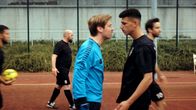 Asbest – Wiktor (David Kross, li.) erwartet von Momo (Xidir – Alian Koder, re.) Fairplay auf dem Fußballplatz.