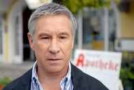 Die Rosenheim-Cops – Manfred Meissner (Roberto Widmer) kommt der Tod seines Freundes offensichtlich eher ungelegen, als dass er ihn treffen würde.