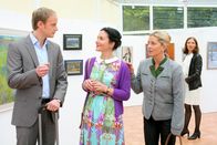 Die Rosenheim-Cops – Isolde Daritz (Bettina Bütow-Hauenschild, r.) veranstaltet eine Ausstellung in ihrer Pension, zu der auch Felix Seitz (Gábor Biedermann, l.), Stockl (Marisa Burger, 2.v.l.) und Marie (Karin Thaler, 2.v.r.) eingeladen sind. Honorarfrei - nur für diese Sendung bei Nennung ZDF und Christian A. Rieger
