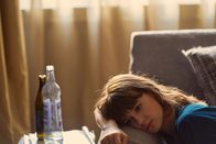 Normal People – Nach einer Partynacht voller Alkohol und Musik muss Marianne (Daisy Edgar-Jones) die Wogen glätten.