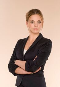Geld.Macht.Liebe – Anna Bertheau in der Rolle der Ariane Sailer.