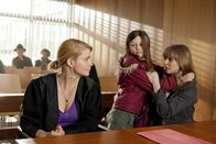 Danni Lowinski – Kann Danni (Annette Frier, l.) Anne Herder (Jasmin Schwiers, r.) und ihrer Tochter Lea (Ida Irmler, M.) helfen?