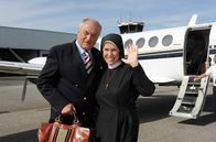Um Himmels Willen – ARD/MDR UM HIMMELS WILLEN XIV. STAFFEL FOLGE 174, "Wettlauf mit der Zeit" Uhr im ERSTEN. Abschied auf dem Flugplatz: Balthus Tennhagen (Dietrich Mattausch, l.) und seine Jugendliebe Louise von Beilheim (Gaby Dohm, r.).