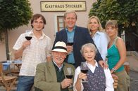 Der Winzerkönig – von links nach rechts: Paul Plattner (Achim Schelhas), Thomas Stickler (Harald Krassnitzer), Claudia Plattner (Susanne Michel) und Anna Stickler (Britta Hammelstein). Untere _ von links nach rechts: Gottfried Schnell (Wolfgang Hübsch) und Hermine Stickler (Christine Ostermayer).