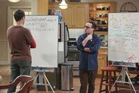 The Big Bang Theory – Sheldon (Jim Parsons, l.) treibt Leonard (Johnny Galecki, r.) mit seinem Ohrwurm in den Wahnsinn, während Amy versucht herauszufinden, ob Dave Lust auf ein weiteres Date mit ihr hat ...