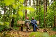 Terra X Harald Lesch – Waldumbau mit System: Im Ebersberger Forst trifft Harald Lesch (r.) den Forstamtsleiter Joachim Keßler (l.). Er möchte den Forst aktiv in einen gesunden Mischwald umgestalten.