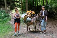 12 Tage Sommer – Despina (Amira Demirkiran), Esel Maria (Lore) und Felix (Yoran Leicher).