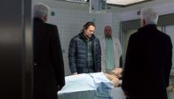 Tatort – Radu Stelica identifiziert seinen Bruder und wird unter Druck gesetzt. Von links: Franz Leitmayr (Udo Wachtveitl), Radu Stelica (Florin Piersic Jr.), Matthias Steinbrecher (Robert Joseph Bartl), Calin Stelica (Alexandru Cirneala) und Ivo Batic (Miroslav Nemec).