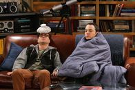 The Big Bang Theory – Als Leonards (Johnny Galecki, l.) Brille im Kino kaputtgeht, sieht er sich gezwungen, seine Ersatzbrille zu holen. Doch als er in der Wohnung ist, wird er von Penny entdeckt, die ihm dankbar den kranken Sheldon (Jim Parsons, r.) aufhalst ...