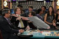 How I Met Your Mother – Barney (Neil Patrick Harris, 2.v.l.), Marshall (Jason Segel, r.)