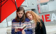 Adieu au langage – Das rothaarige Mädchen Marie (Marie Ruchat, re.) und der junge Mann (Jeremy Zampatti)