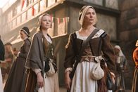 Terra X: Ein Tag in... – Anna Stein (Julia Thurnau, re.) gibt ihr Wissen um Geburten an ihre Lehrmagd (Elina Vaska, li.) weiter. Mit ihren Kräuterbeuteln sind die beiden Frauen für alle Zeitgenossen leicht als Hebammen zu erkennen.