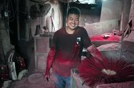Die Farben Chinas – Feuer und Räucherstäbchen sind wichtiger Teil jeder chinesischen Feier und jedes Gedenktages. Pun Jintiao produziert die Klassiker in Rot.