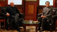 Monk – Nach dem plötzlichen Ableben Dr. Krogers muss sich Monk (Tony Shalhoub, r.) widerstrebend an seinen neuen Therapeuten Dr. Bell (Hector Elizondo, l.) gewöhnen.