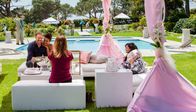 Einfach Rosa - Wolken über Kapstadt – Rosa (Alexandra Neldel, vorne) und Meral (Sara Fazilat, ree) planen mit Mark (Janek Rieke, li.) und Nandi (Pearl Thusi, 2. v. li.) deren Hochzeit.